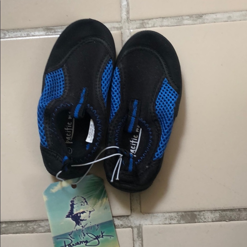 Toddler water sneaker (brand new)